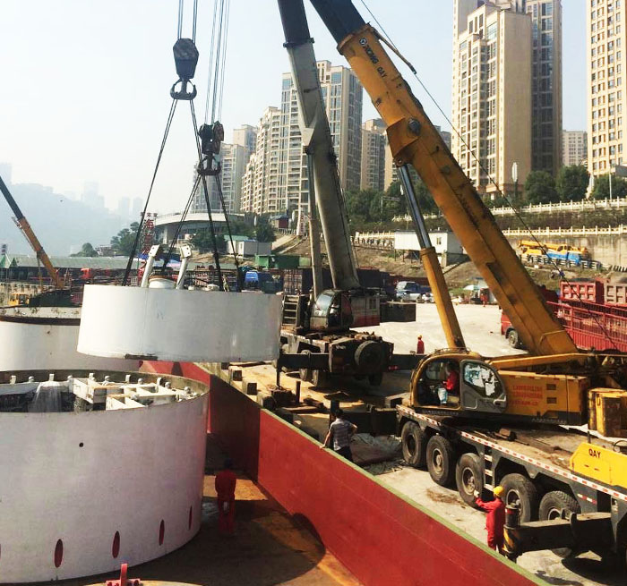 铁东吊车作业中