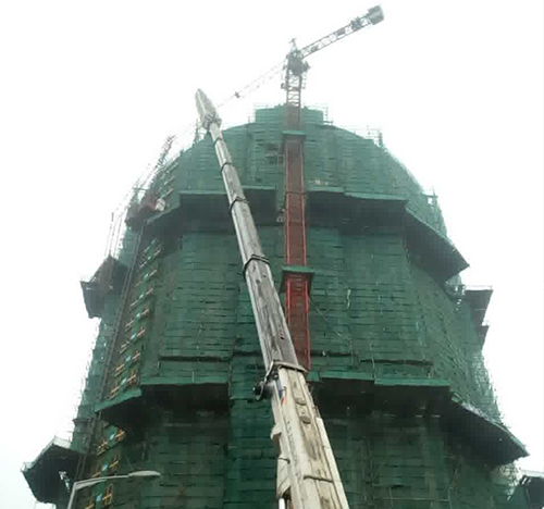铁东吊车在工地上作业