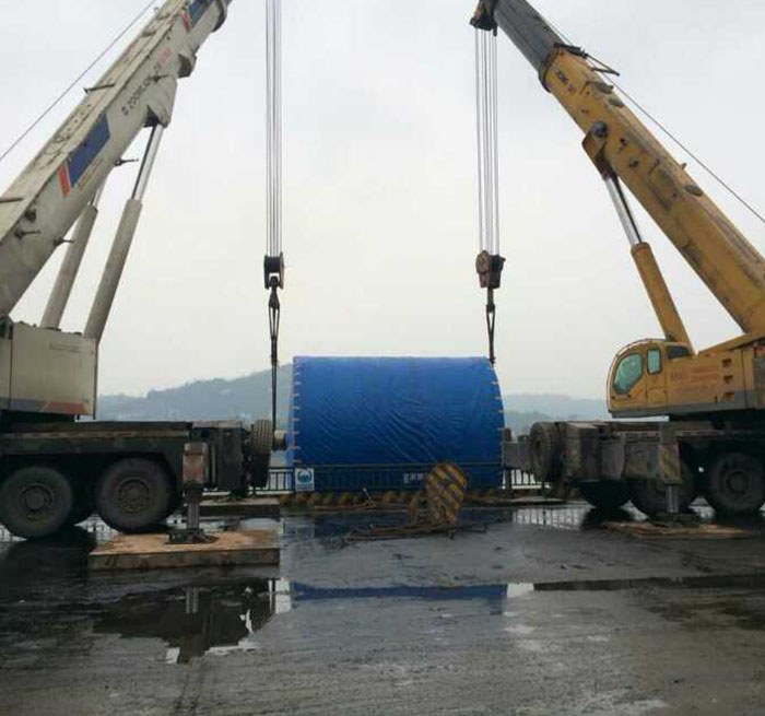 铁东吊车正在作业中